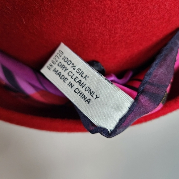 RED HAT WITH OSCAR DE LA RENTA 100% SILK SCARF - Picture 7 of 7